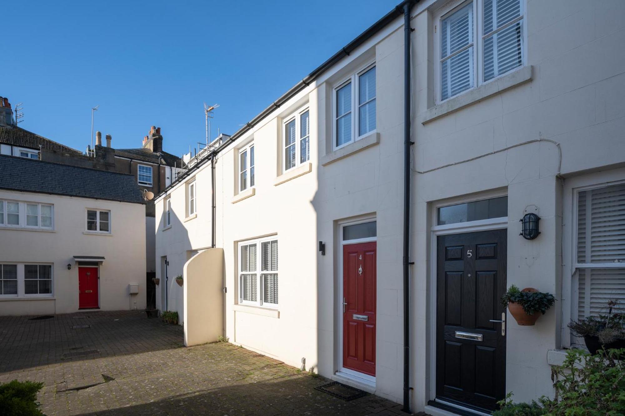 Sillwood Mews - With Free Parking *