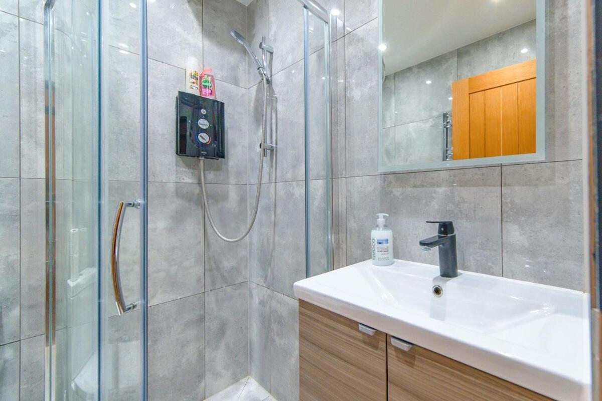 Bloomsaway Seafront Two Bedroom Bn112shp03 Apartment *