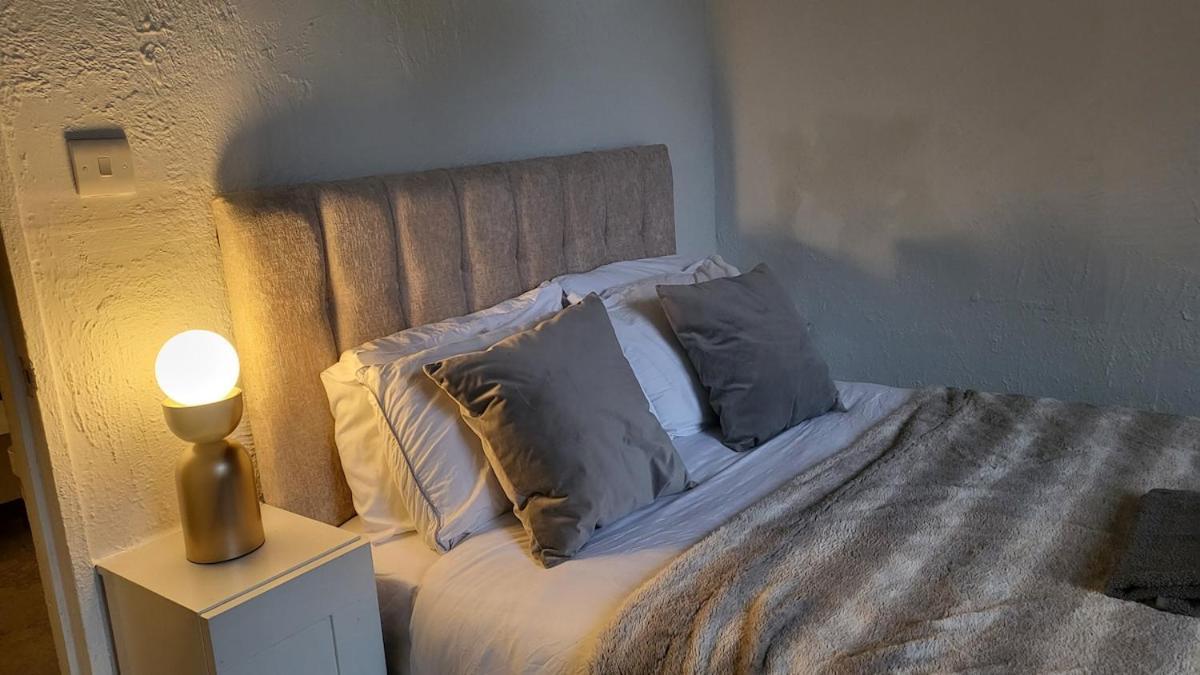Apartment One Bed Garden Flat - Prime Location - Free Onsite Parking - Own Entrance *