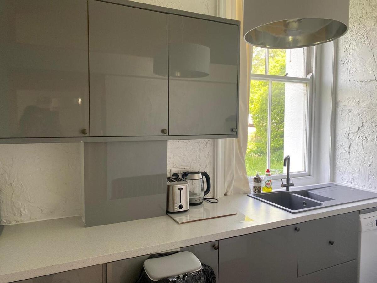 One Bed Garden Flat - Prime Location - Free Onsite Parking - Own Entrance Brighton