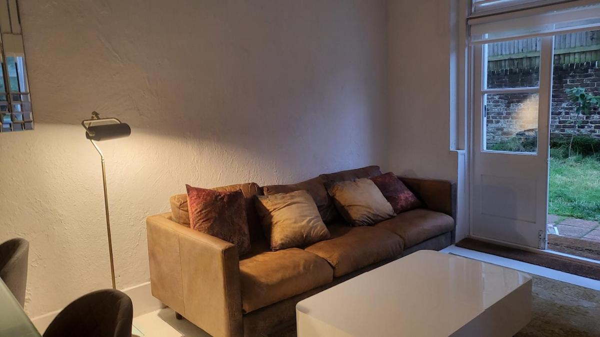 Apartment One Bed Garden Flat - Prime Location - Free Onsite Parking - Own Entrance *