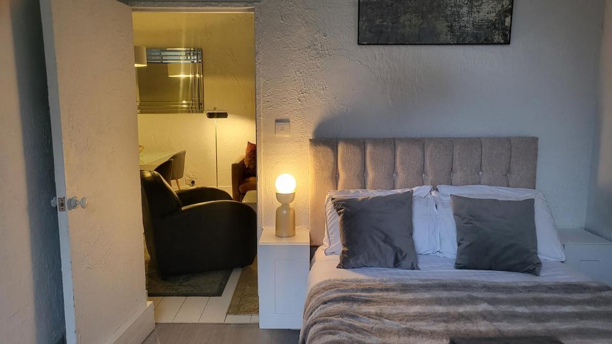 One Bed Garden Flat - Prime Location - Free Onsite Parking - Own Entrance Apartment