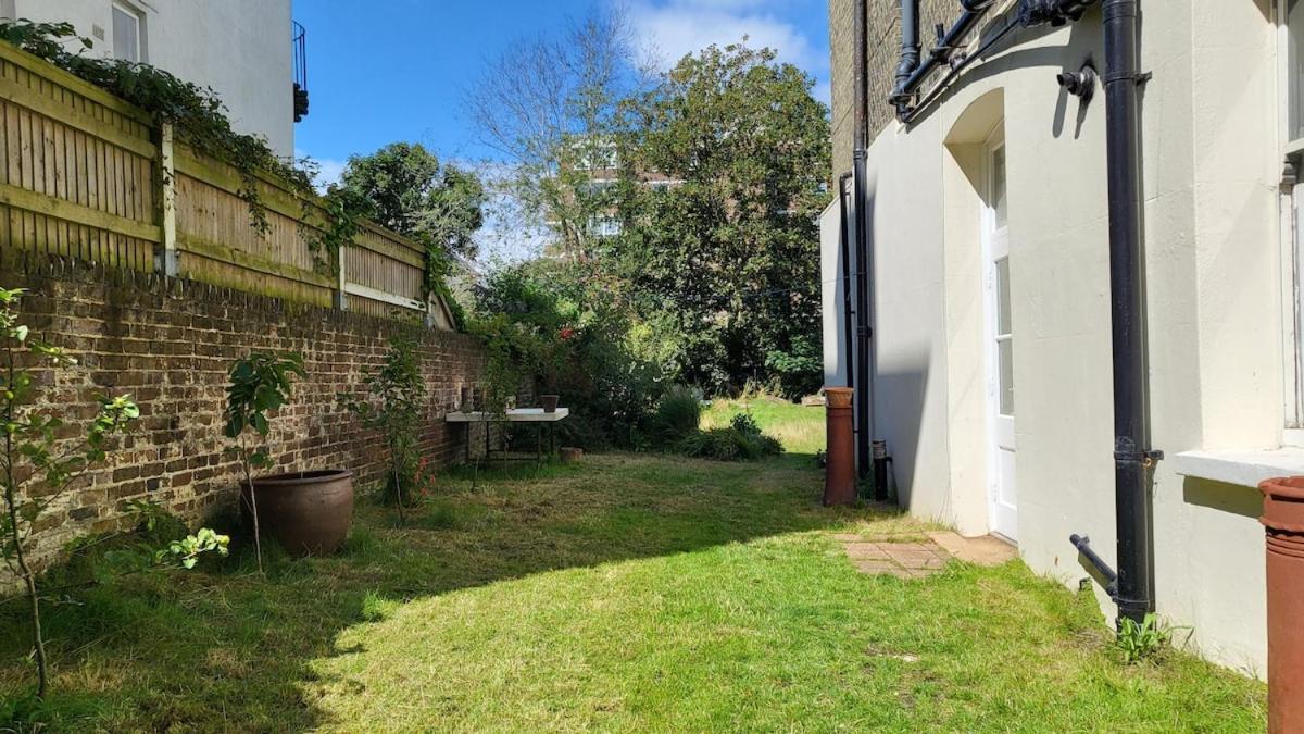 Apartment One Bed Garden Flat - Prime Location - Free Onsite Parking - Own Entrance *