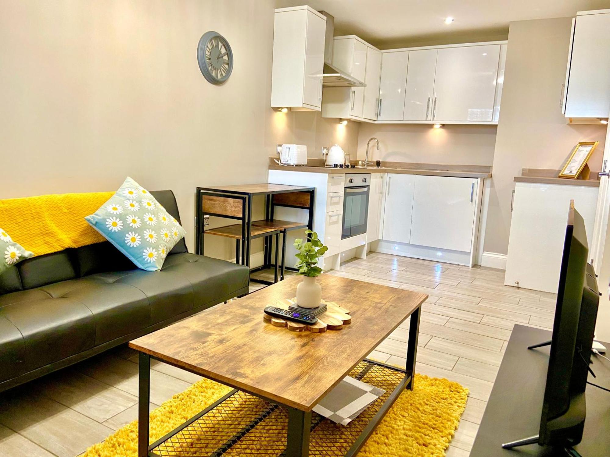 Flat By The Pier Apartment *