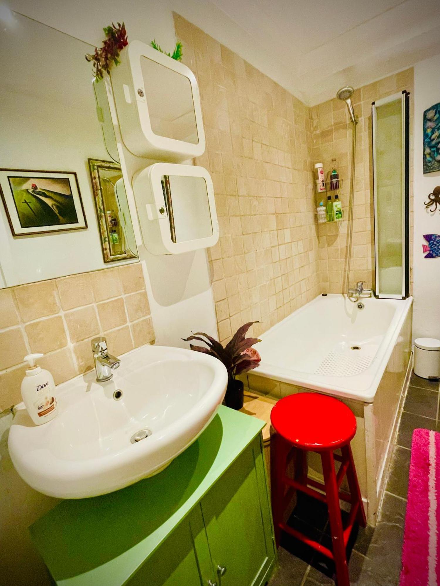 Apartment Garden Flat, 2 Mins Walk From *