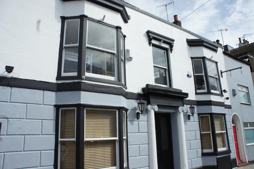 Kings Arm's Hostel *