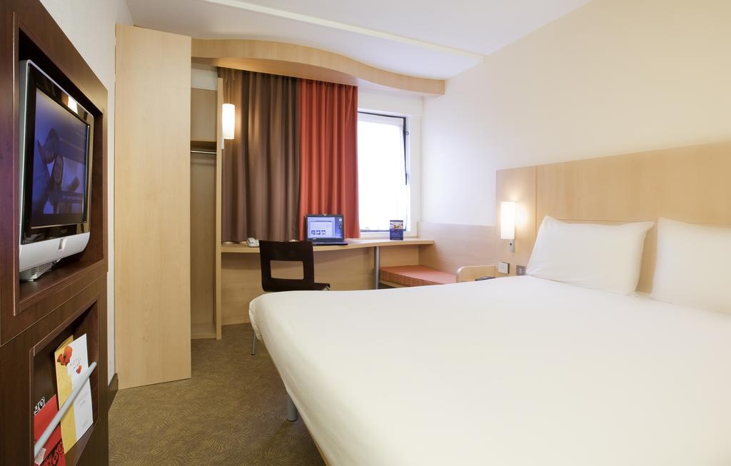 Hotel Ibis Centre - Station 3*