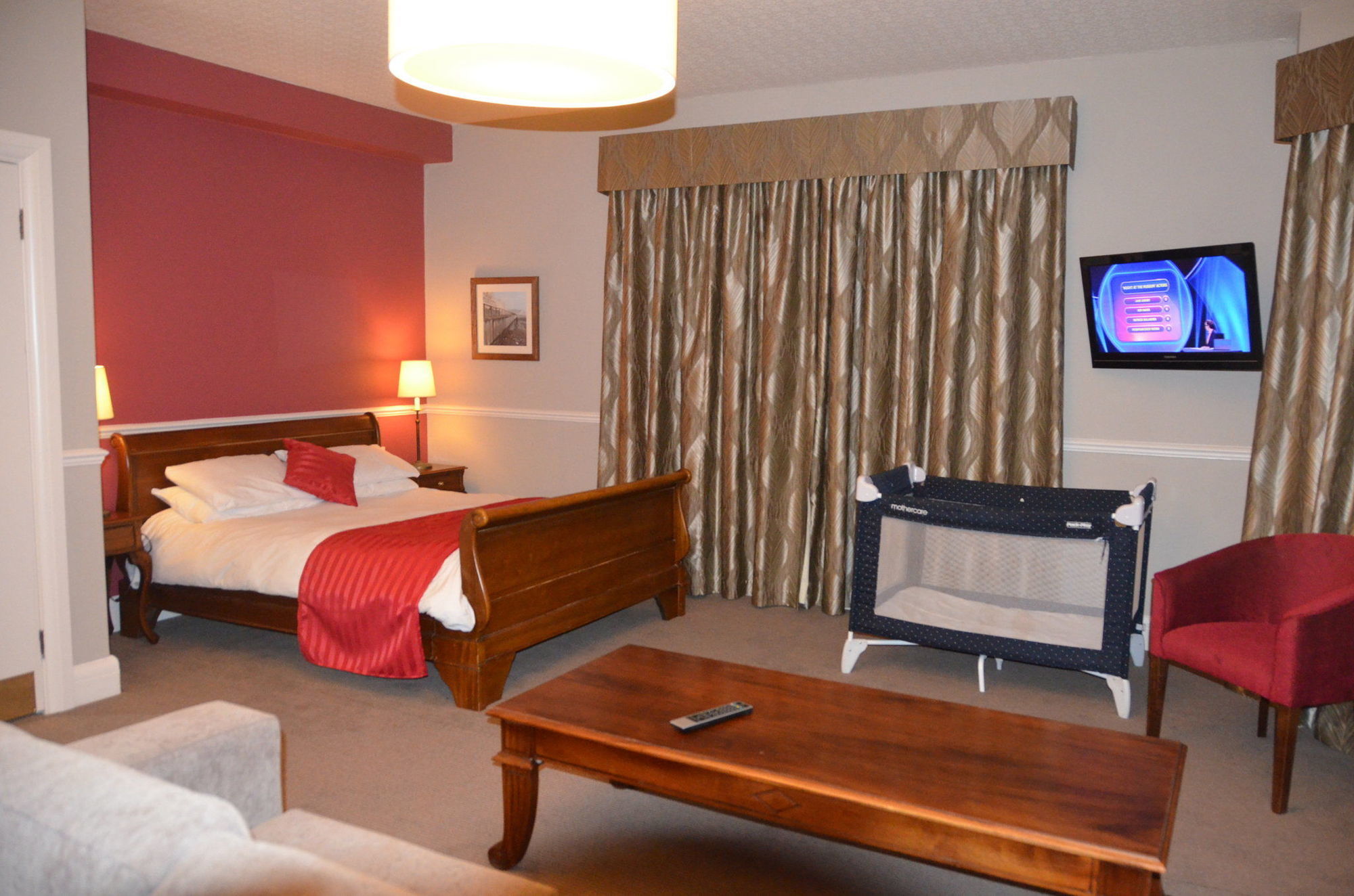 Hotel The White Horses By Everly Collection