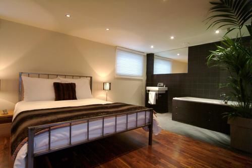 Square Townhouse Hotel