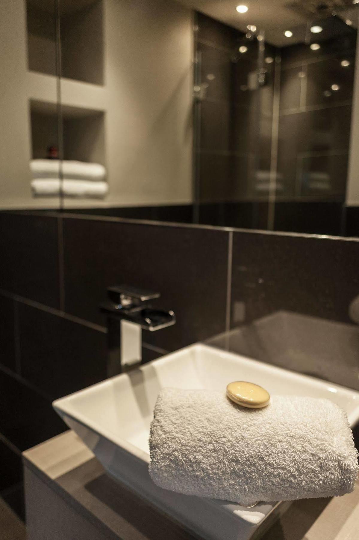 Hotel Square Townhouse 4*