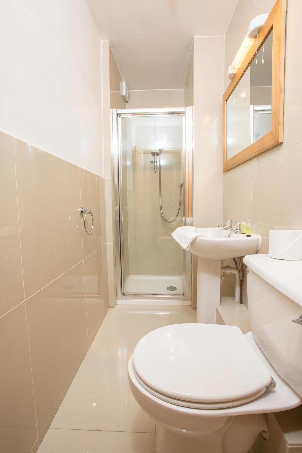 Cecil House Hotel 2*
