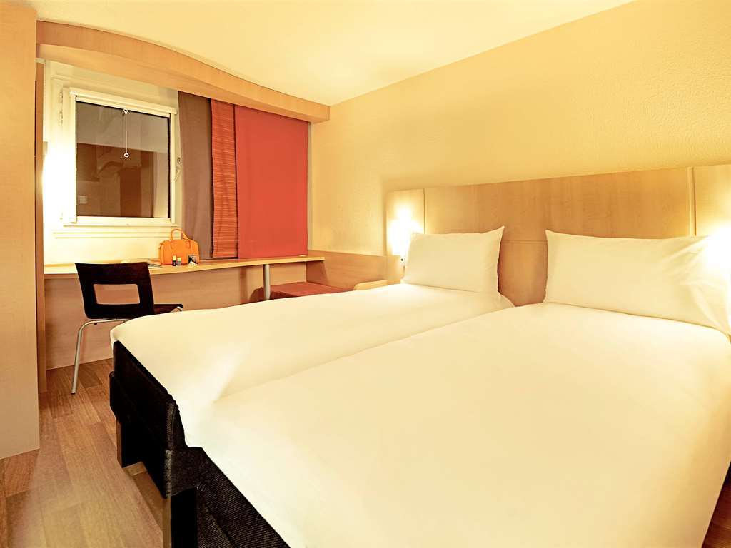 Ibis Centre - Station 3*