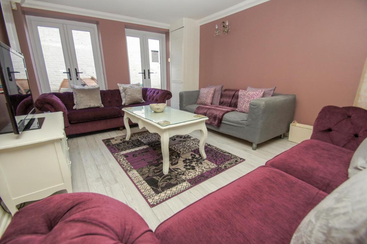 Little Paris - Parking - By Lets Holiday home *