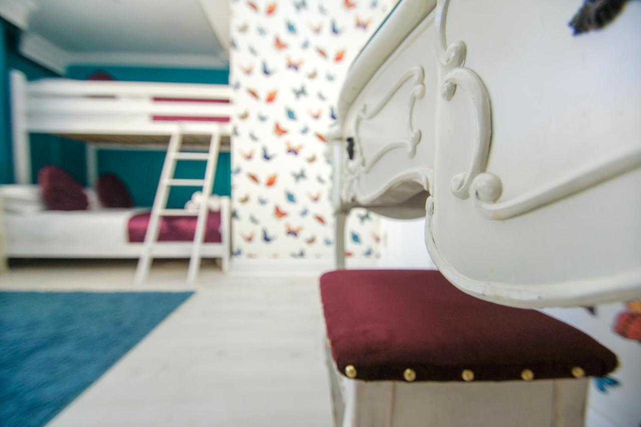 Little Paris - Parking - By Lets Holiday home *
