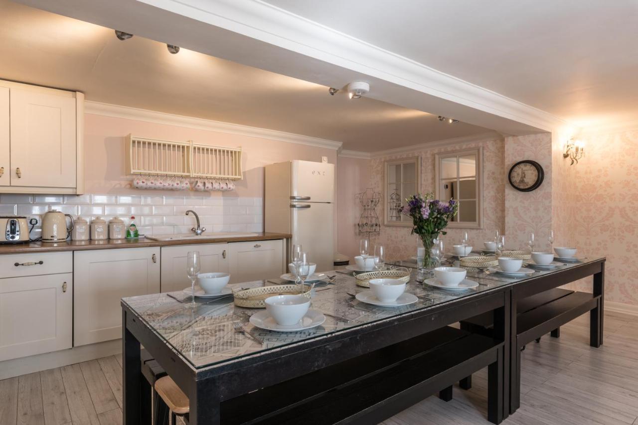 Little Paris - Parking - By Lets Holiday home *