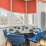 Stylish 2-Bedroom Flat With Patio And Garden