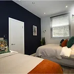 Hidden 2-Bed City Oasis With Courtyard Garden By Sharphaus Short Lets & Serviced Accommodation Management