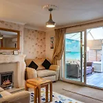 Sunny Queens Park Home - Garden & Private Parking
