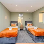 3 Bedroom 2 Bath Apartment I Next To Brighton Beach I Sleep 11 Guests