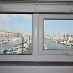 Chic Apartment In The Heart Of Brighton Marina