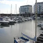 Chic Apartment In The Heart Of Brighton Marina