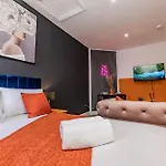 Super Central Studio Next To Shopping Center & Brighton Beach