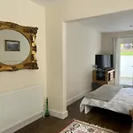 Sanctuary By The Sea With Large Room Including Lounge, Bathroom, Direct Garden Access & Free Parking