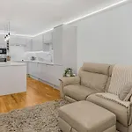 Great Spacious House With Parking And Garden
