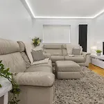 Great Spacious House With Parking And Garden