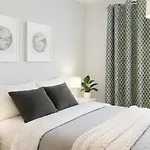 Beautiful Bright Three Bedroom House In Brighton And Hove With Free Parking