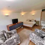 Modern Studio Cabin In Hove, Walk To The Sea & South Downs, Easy Access To Brighton