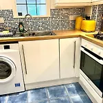 Marina Waves Apartment- Brighton, Free Parking, Patio, Ground-Floor Holiday Home, Sleeps 3