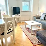 Marina Waves Apartment- Brighton, Free Parking, Patio, Ground-Floor Holiday Home, Sleeps 3