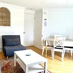 Marina Waves Apartment- Brighton, Free Parking, Patio, Ground-Floor Holiday Home, Sleeps 3