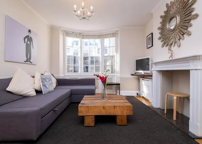 Large Central Brighton Townhouse Close To Pier