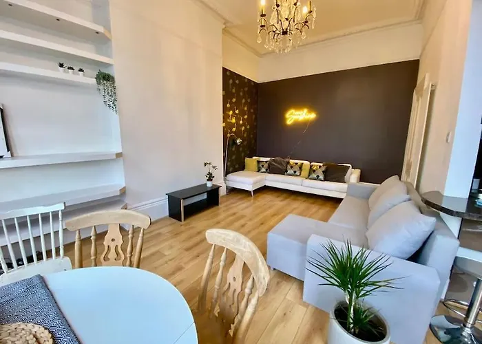 Great Central Apartment By The Sea