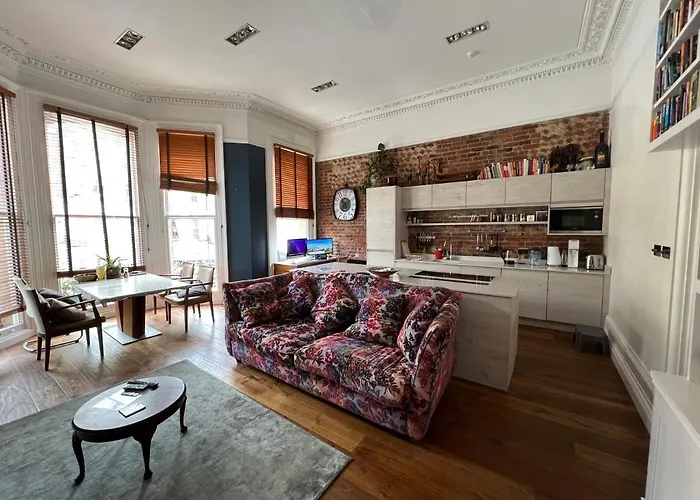 Spacious Hove Sea View Apartment