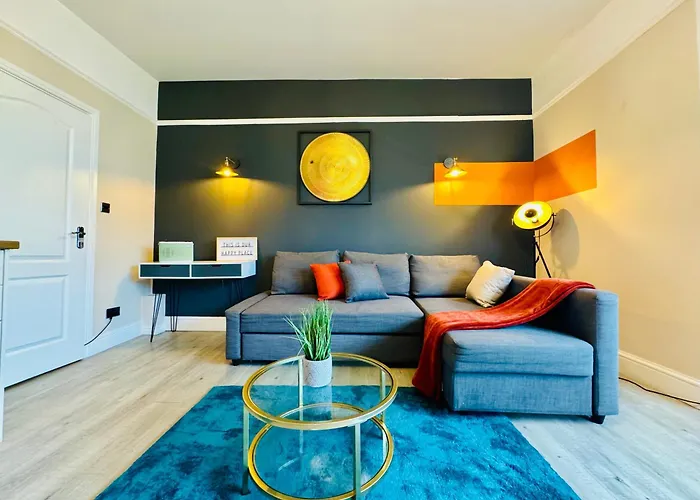 Central 2 Bedroom Flat Next To Brighton Beach & Churchill Square