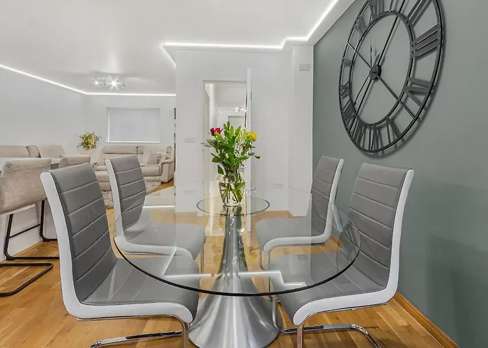 Great Spacious House With Parking And Garden