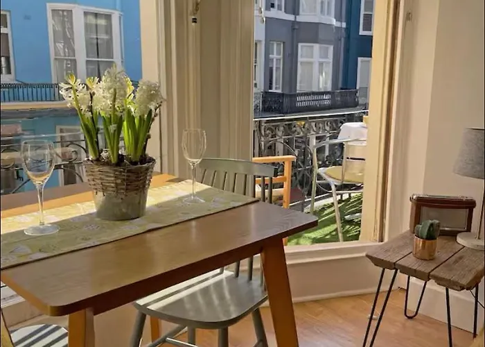 Seaside Balcony Apartment - Reduced Rates - Scaffolding