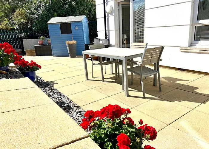 Marina Waves Apartment- Brighton, Free Parking, Patio, Ground-Floor Holiday Home, Sleeps 3