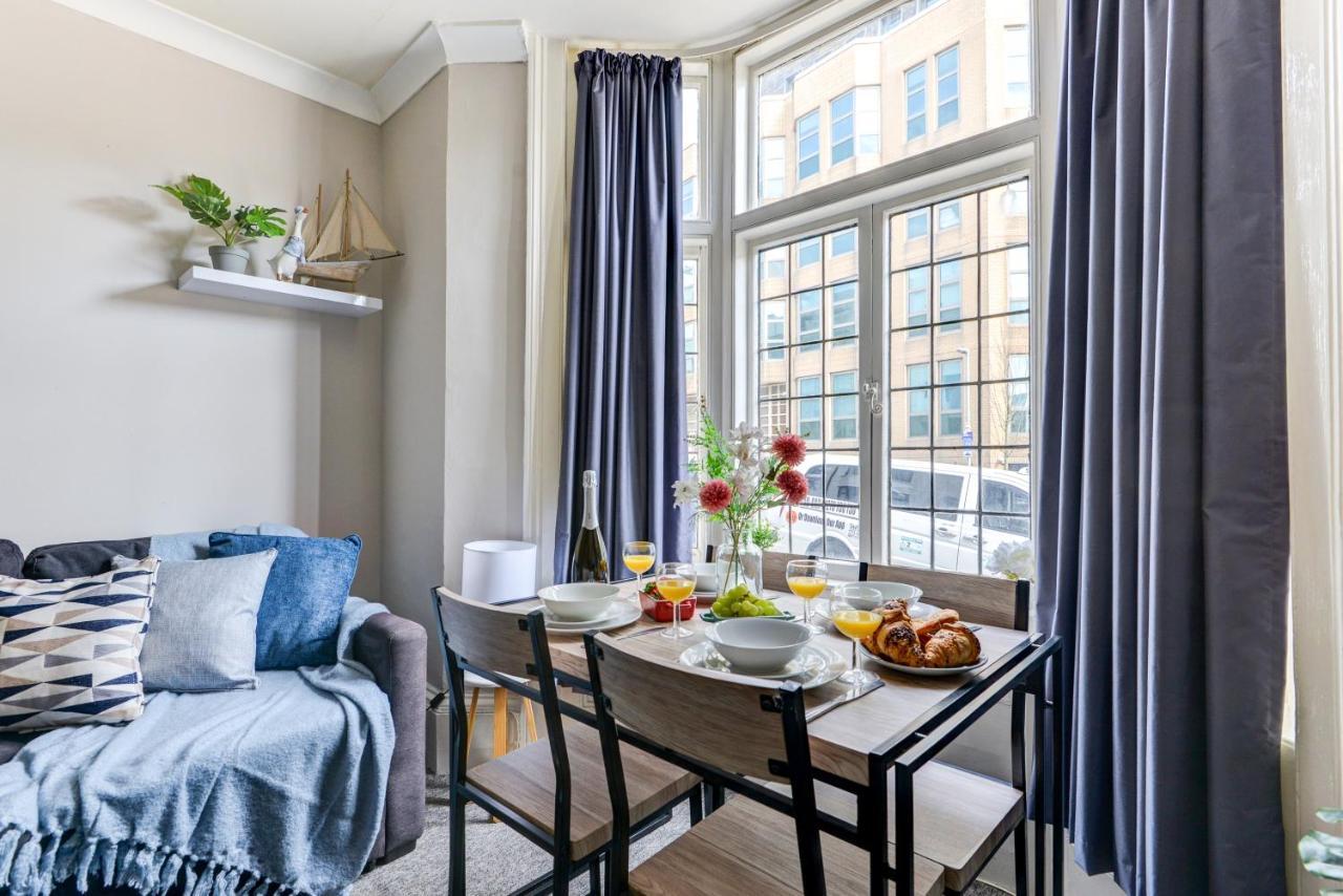 2 Bedroom - Queens Square Flat 1 Apartment *
