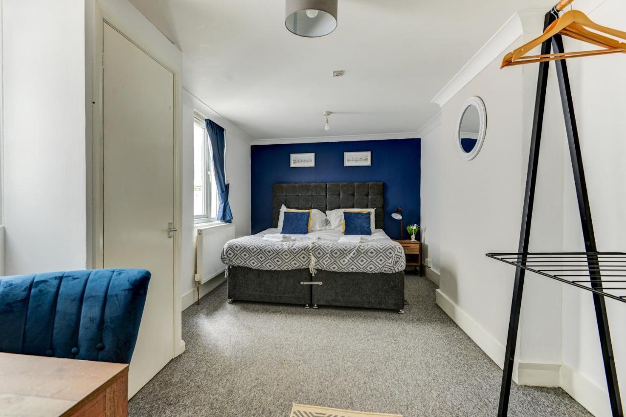 2 Bedroom - Queens Square Flat 1 *