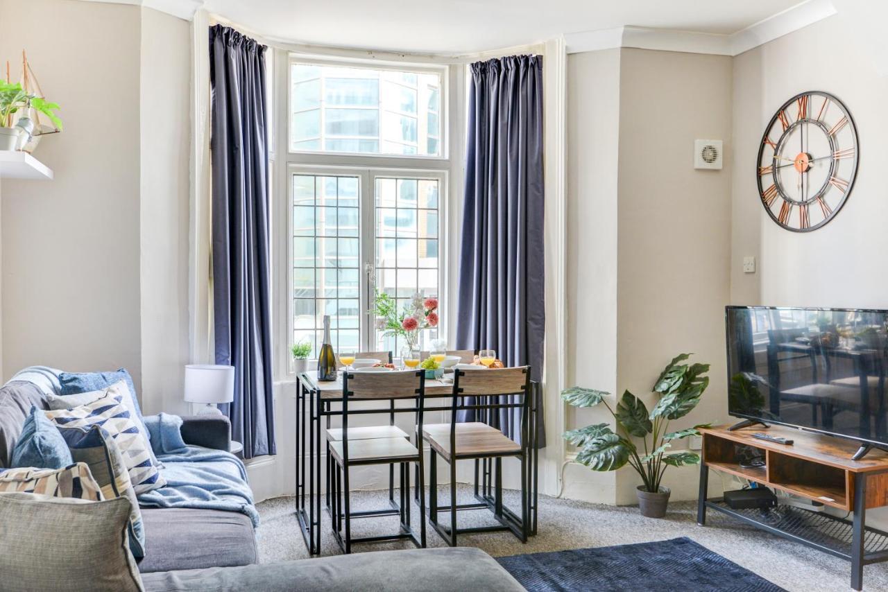 2 Bedroom - Queens Square Flat 1 * Brighton