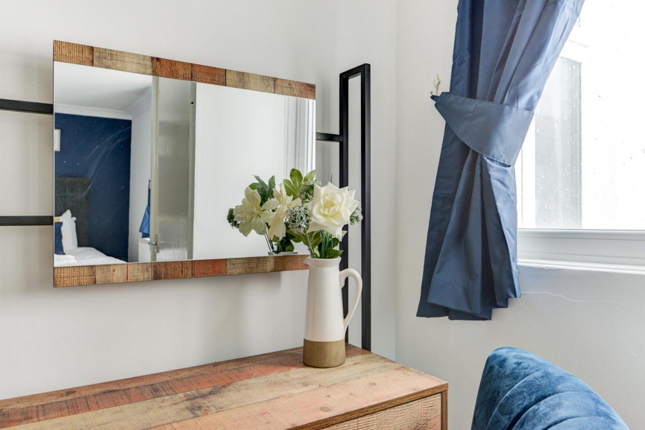 2 Bedroom - Queens Square Flat 1 * Brighton