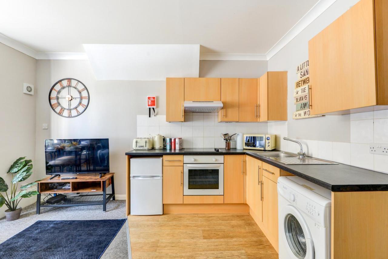 2 Bedroom - Queens Square Flat 1 Apartment