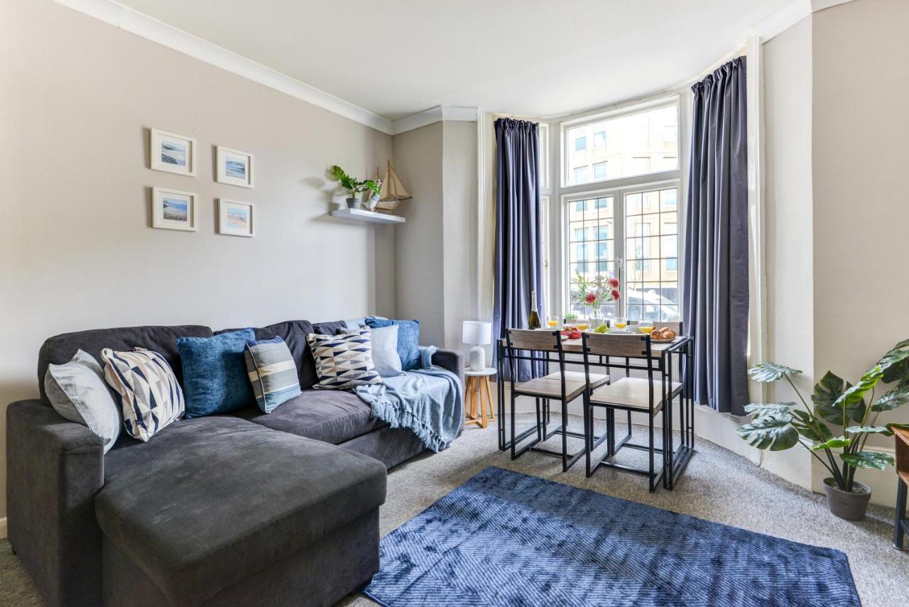 2 Bedroom - Queens Square Flat 1 Apartment