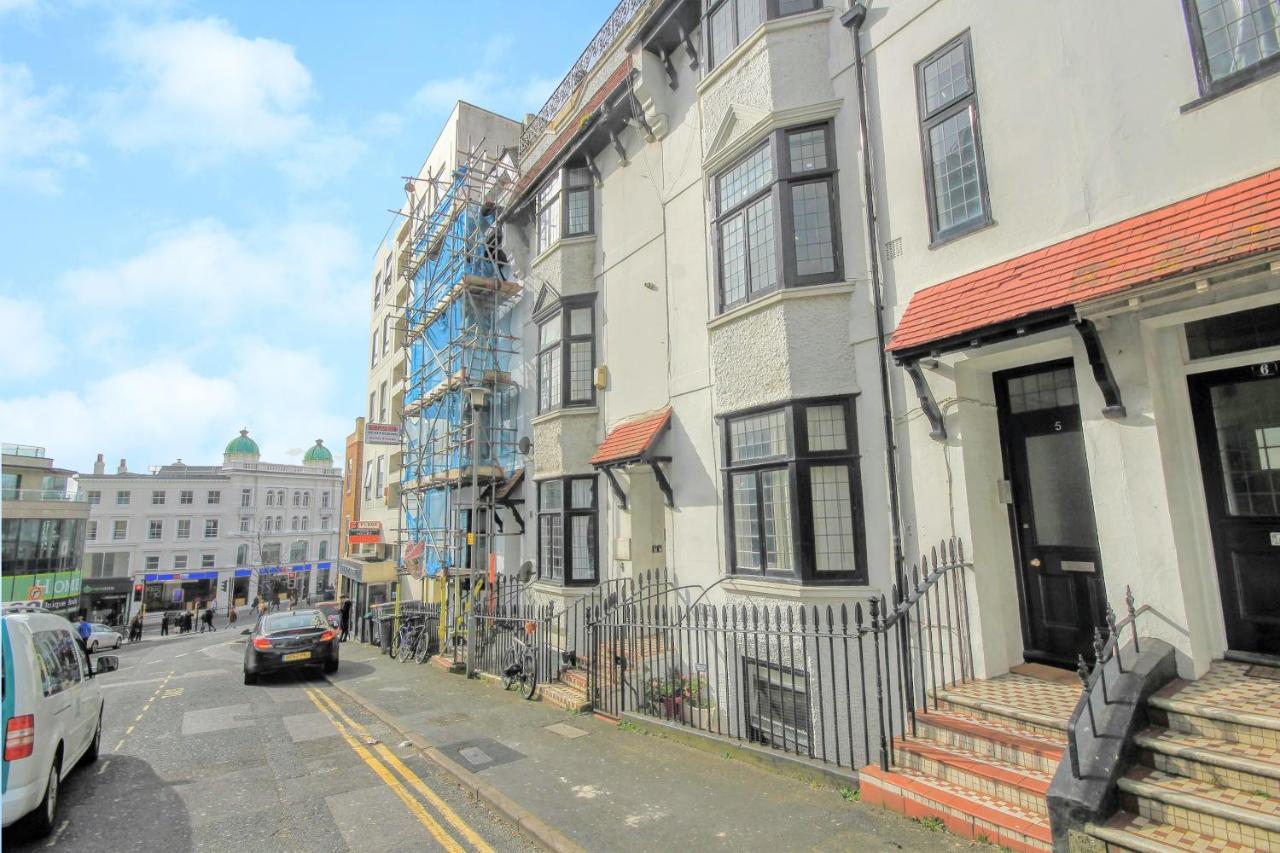 2 Bedroom - Queens Square Flat 1