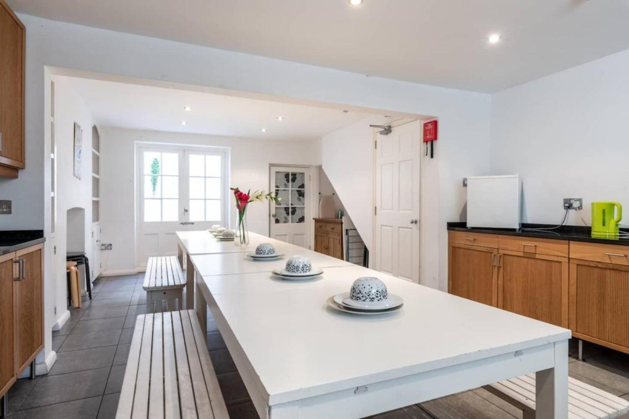 Large Townhouse Close To Pier