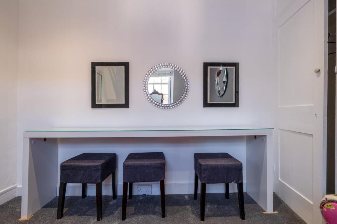 Large Townhouse Close To Pier *